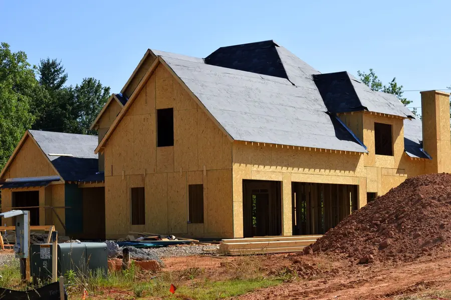 Bardage de façade posé sur un chantier à Corbeil-Essonnes
